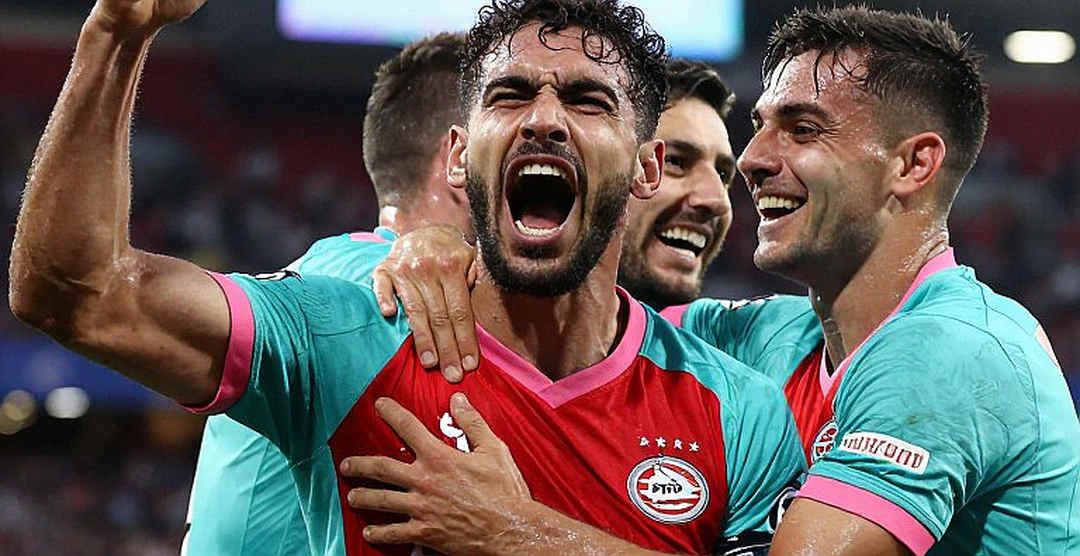 ফুটবল ফোল্ডারে একটি গাড়ি: ৭০৮ হর্সপাওয়ারের প্রেস রিলিজ আর ট্রান্সফার সংবাদ যাচাইয়ের পাঠ
